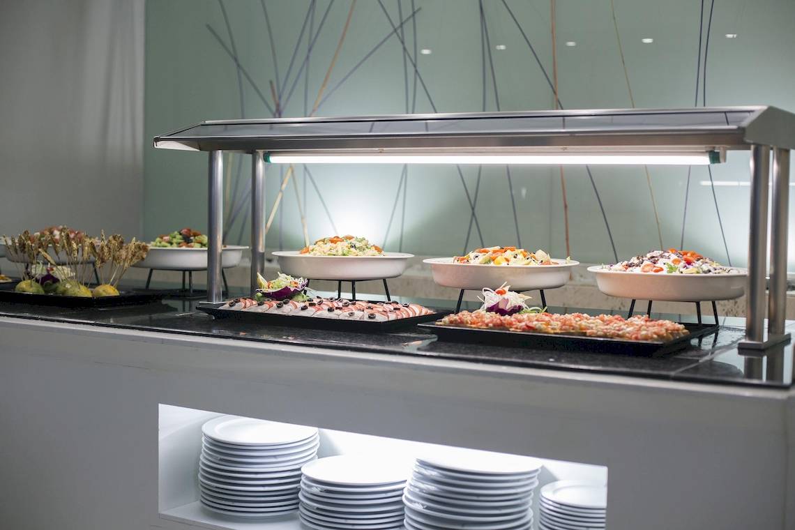 Buffettisch im Hipotels La Geria mit verschiedenen Gerichten und Salaten.