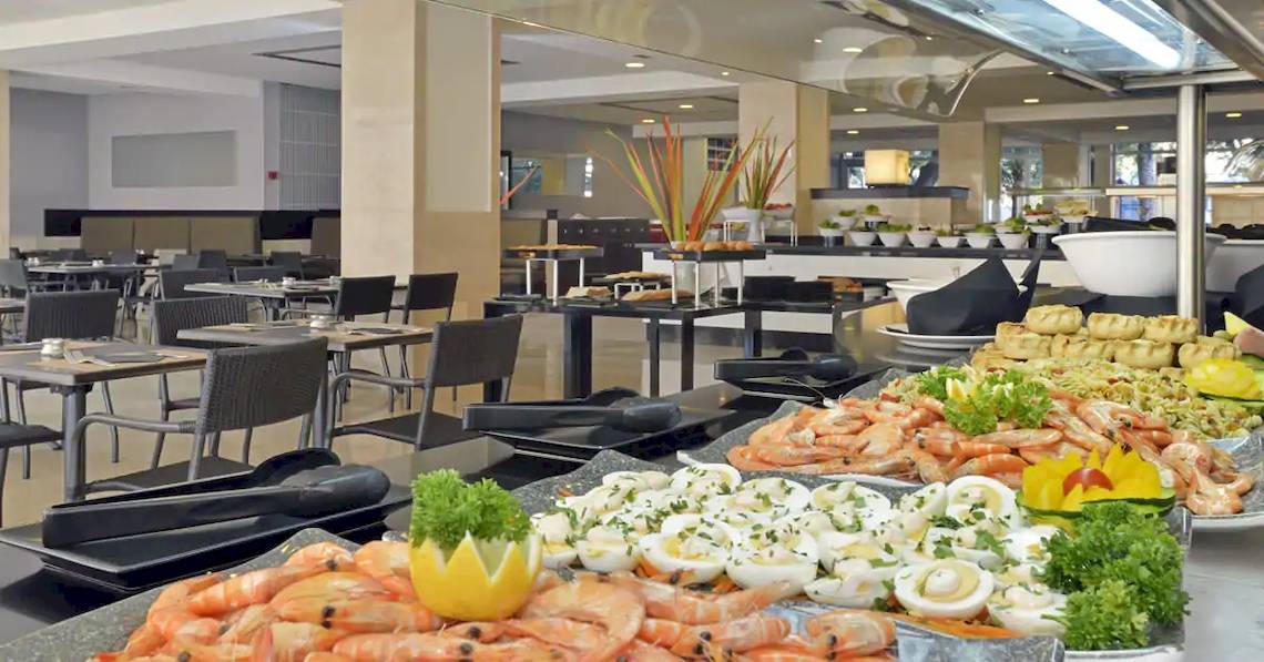 Buffet im Restaurant des Sol Barbados Hotels mit verschiedenen Vorspeisen und Meeresfrüchten.