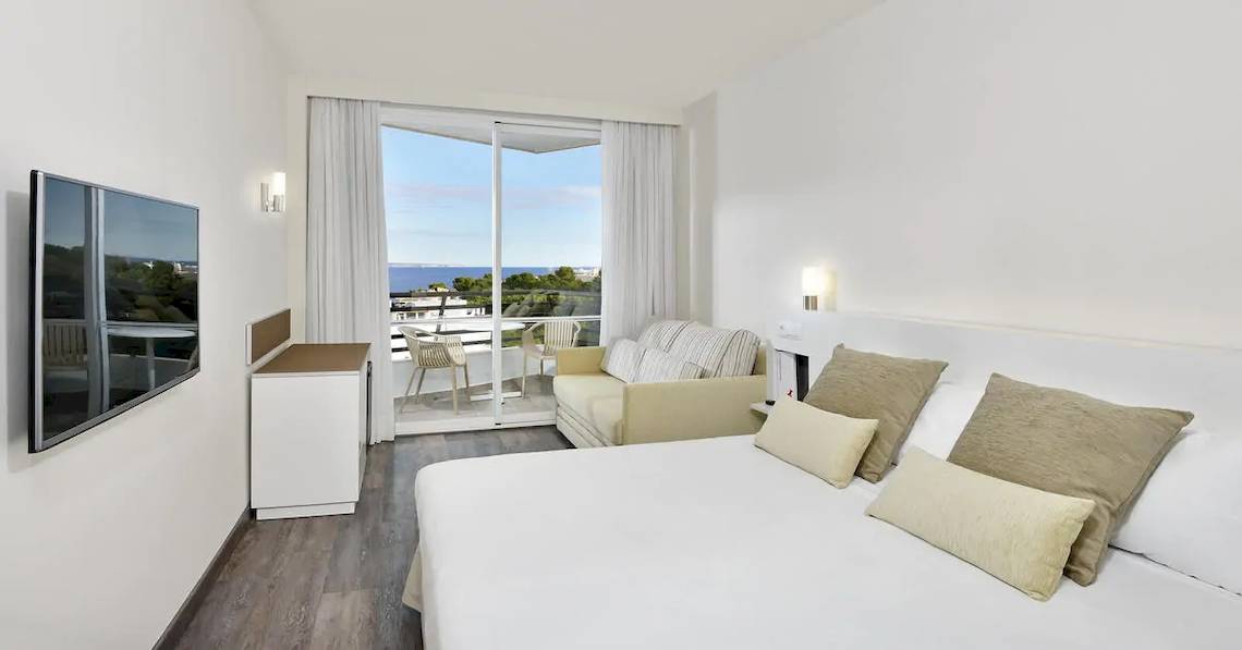 Hotelzimmer im Sol Barbados mit Meerblick, großem Bett, Couch, Fernseher und Terrasse