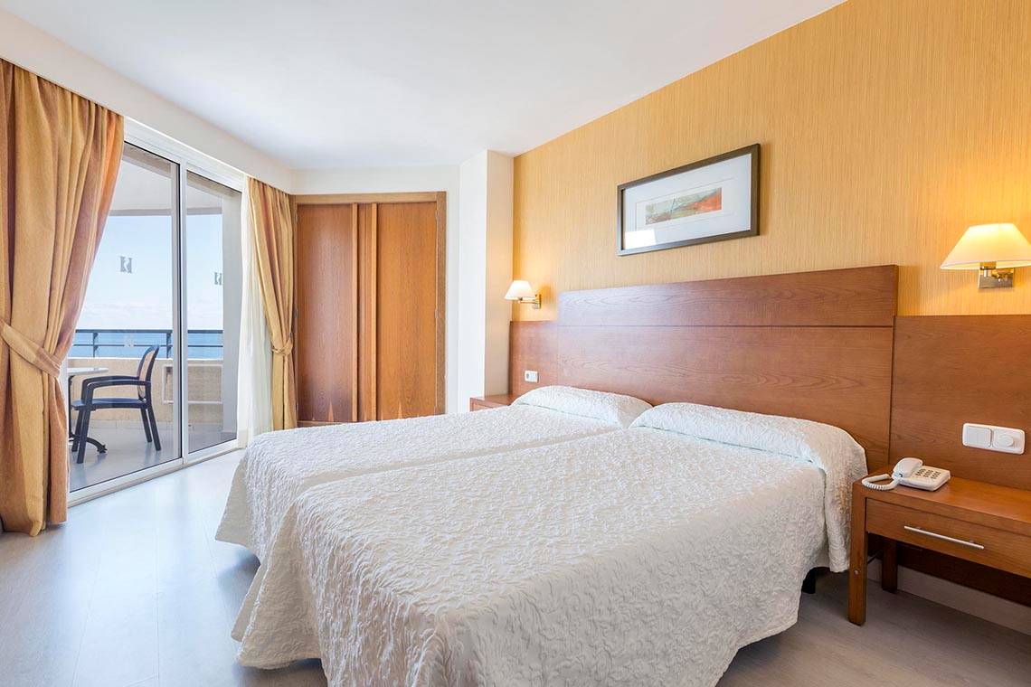 Hotelzimmer mit zwei Betten und Balkon im Hipotels Bahia Grande