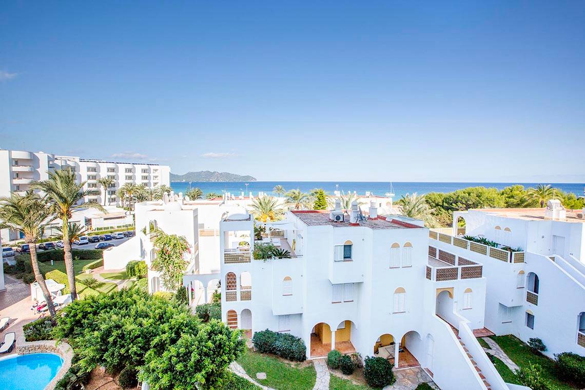 Luftaufnahme des Hipotels Bahia Grande Hotels mit Pool und Blick auf das Meer