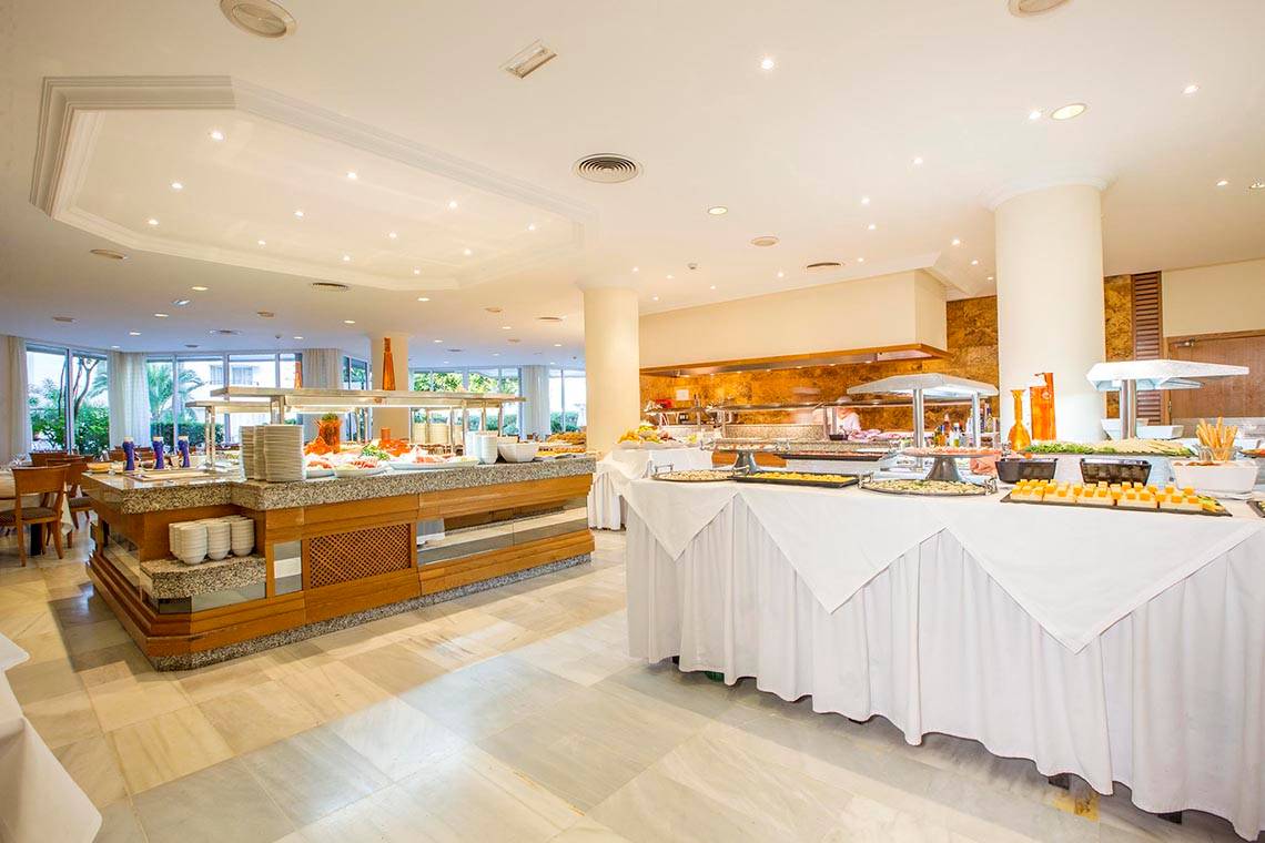 Buffet im Hipotels Bahia Grande Hotel mit vielen Gerichten und Tischdecken.