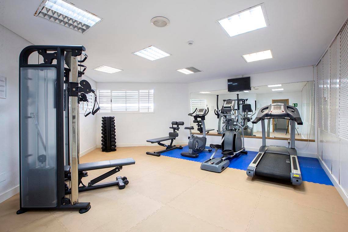 Fitnessraum im Hipotels Bahia Grande mit Geräten und Spiegeln.
