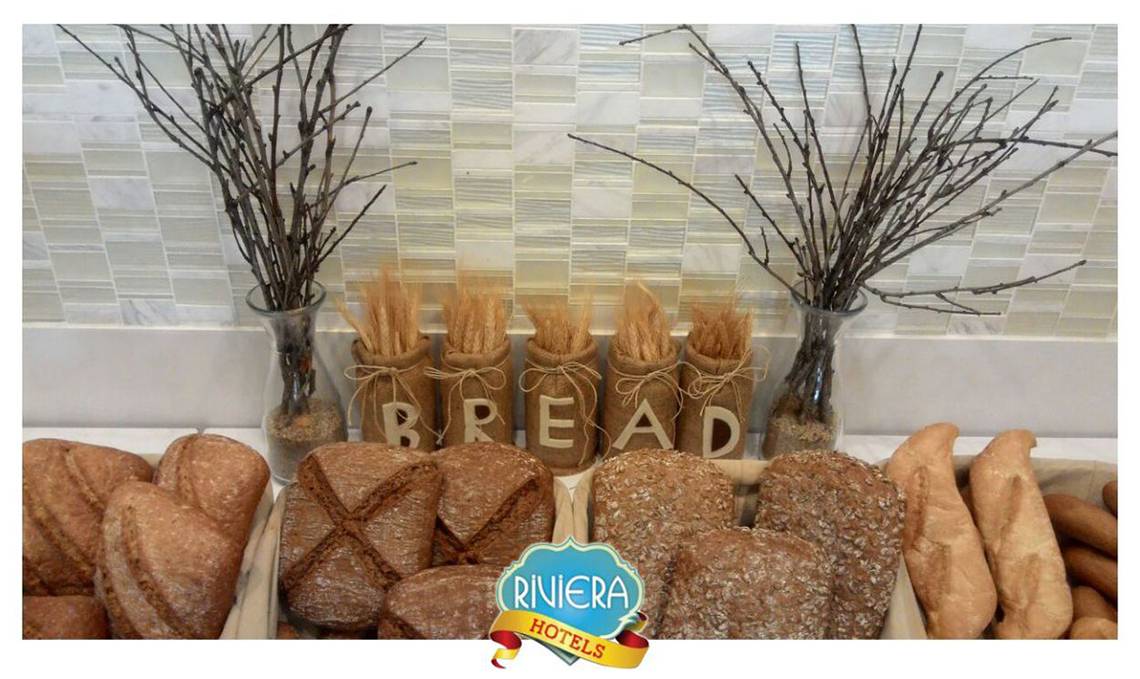 Verschiedene Brotsorten im Riviera Hotel & Spa mit dekorativen Vasen und Zweigen.