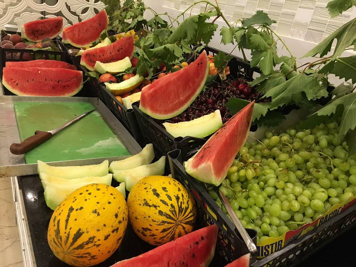 Obstkorb im Riviera Hotel & Spa mit Wassermelonen, Trauben, Melonen und Pfirsichen.