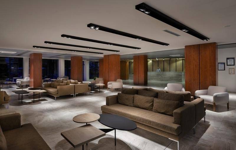 Lobby-Lounge-Bereich des HVD Club Bor Hotels mit modernen Möbeln und Beleuchtung.
