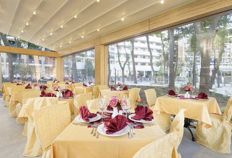 Foto des Innenbereichs des HVD Club Bor Restaurants mit gedeckten Tischen und Stühlen.