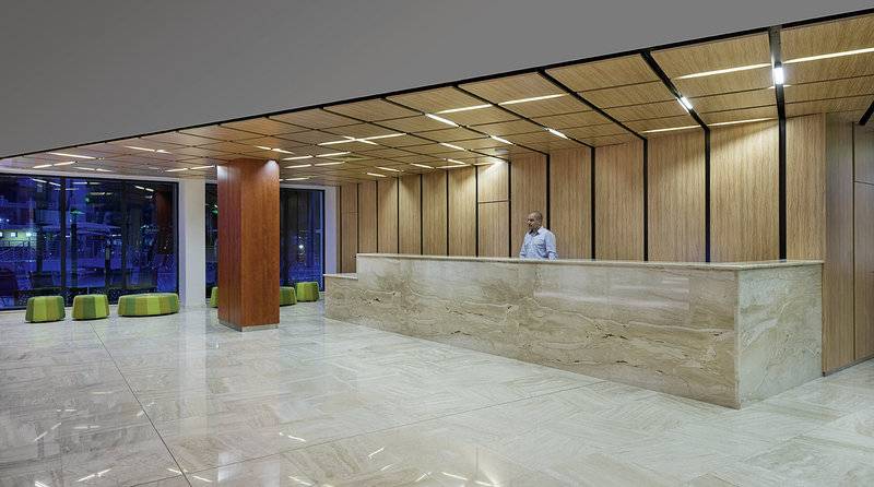 Ein Mann steht an der Rezeption des HVD Club Bor Hotels in der Lobby.
