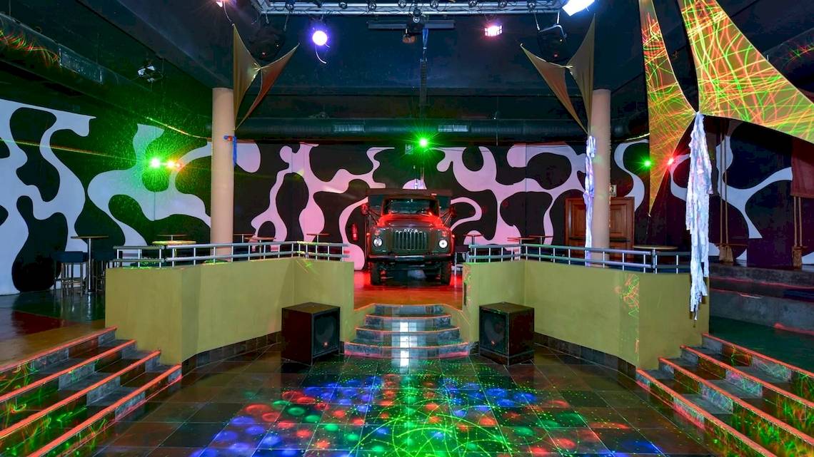 Innenbereich des Iberostar Selection Varadero Hotels mit bunt beleuchteter Bühne und Jeep.