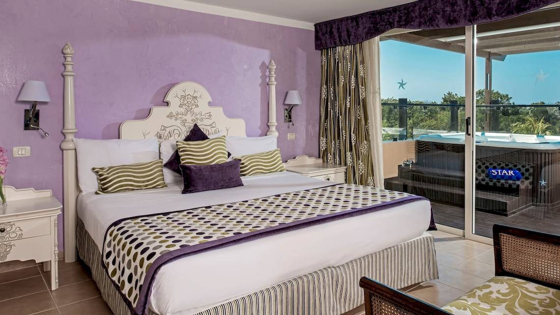 Suite Zimmer im Iberostar Selection Varadero mit Balkon und Whirlpool.