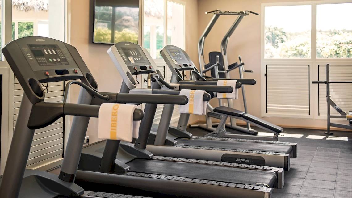 Fitness-Center im Iberostar Selection Varadero Hotel mit mehreren Laufbändern und Trainingsgeräten.