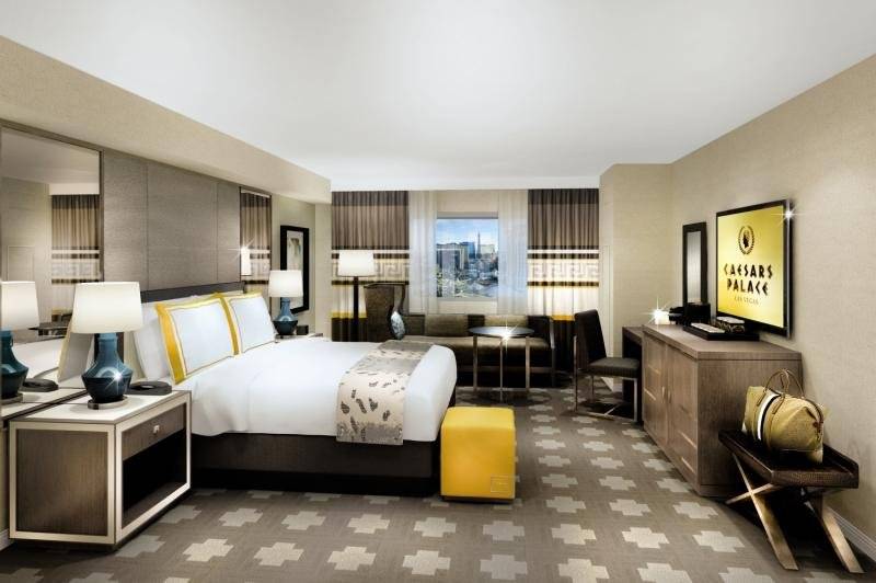 Luxuriöses Hotelzimmer im Caesars Palace mit Bett, Schreibtisch und Stadtblick.