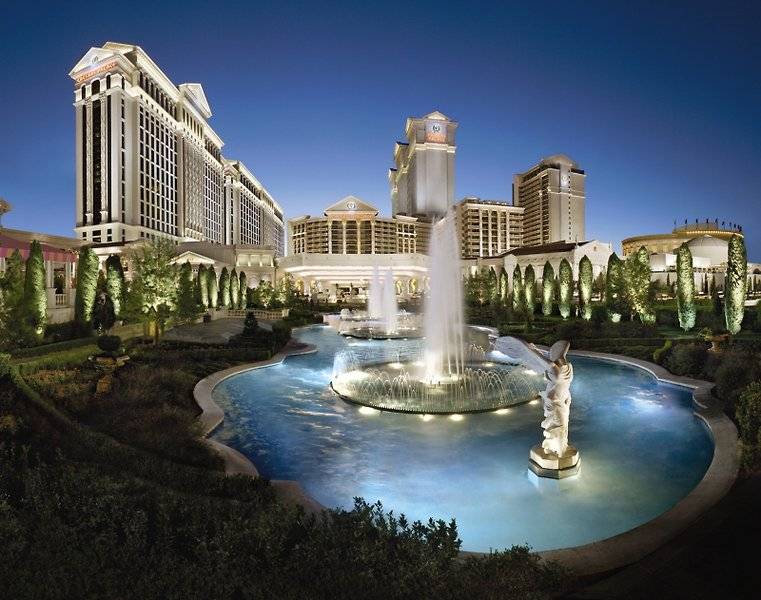 Nachtansicht des Caesars Palace Hotels mit Brunnen im Vordergrund