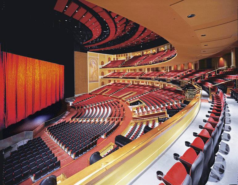 Innenansicht des leeren Theaters im Caesars Palace Hotel mit roten Sitzreihen und einer großen roten Leinwand.