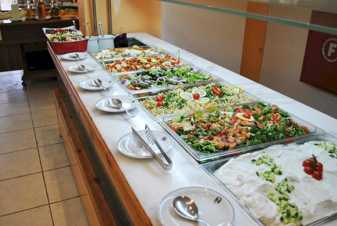 Buffet-Tisch im Irene Palace Beach Resort mit verschiedenen Salaten und Gerichten.