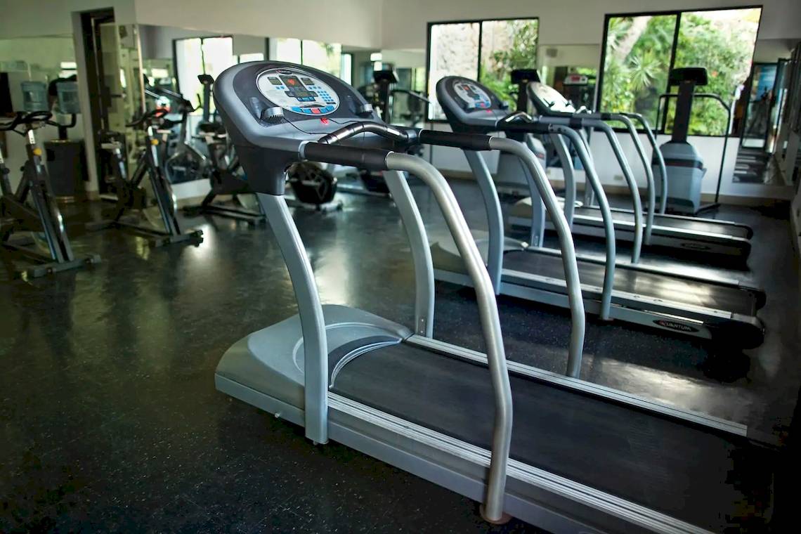 Fitnesscenter im Viva Wyndham Dominicus Palace Hotel mit mehreren Laufbändern.