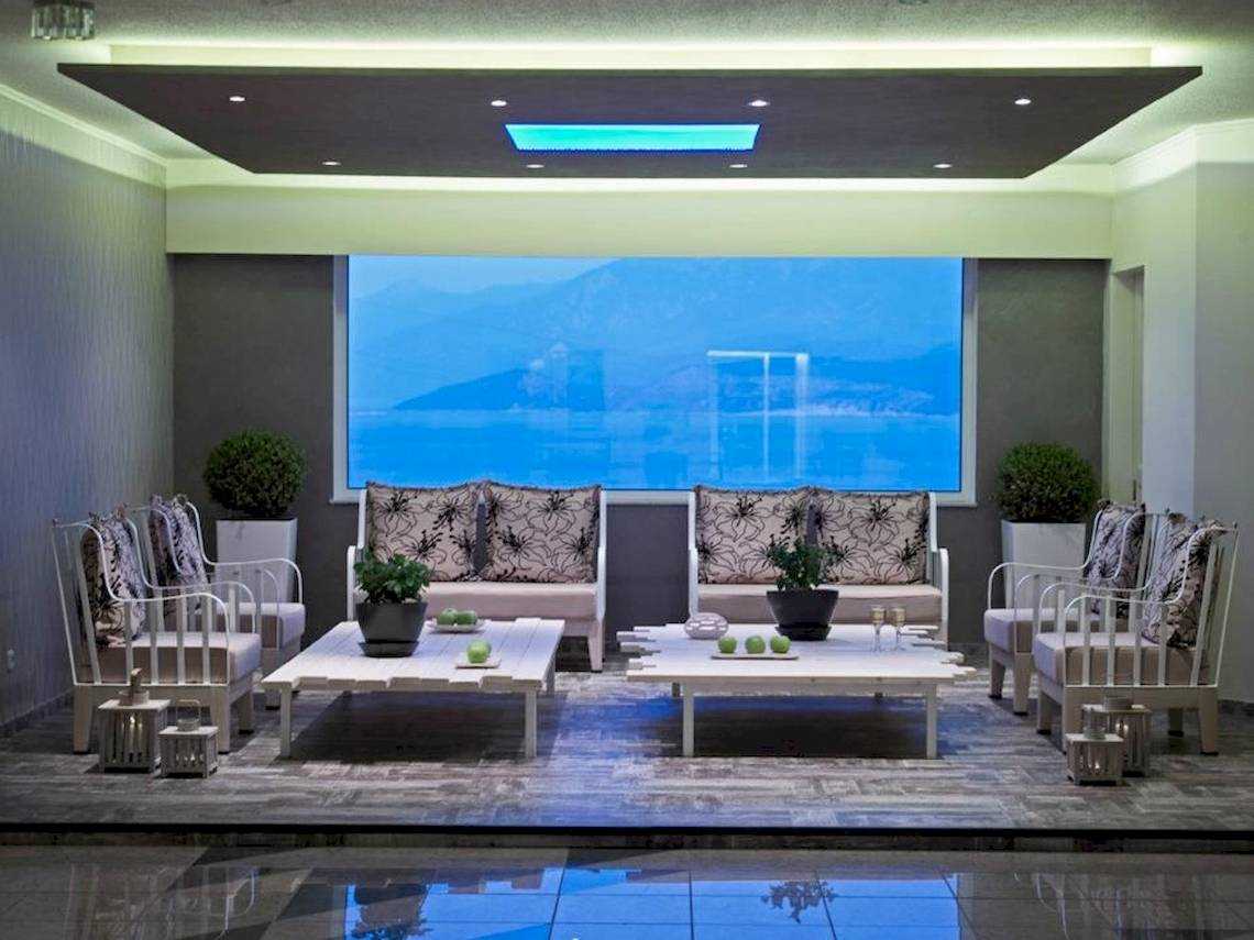 Lounge Bereich im Proteas Blu Resort mit Ausblick auf das Meer