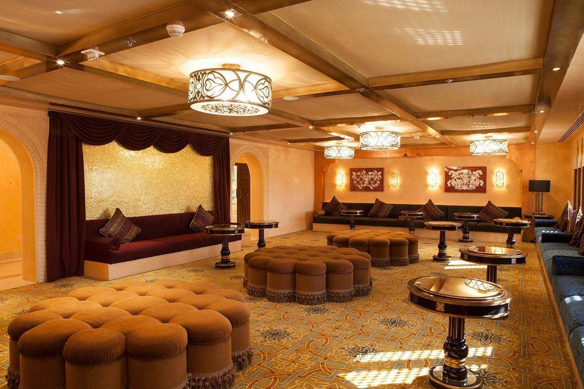 Hotel-Loungebereich im Ritz Carlton Abu Dhabi Grand Canal mit Möbeln und Lampen.