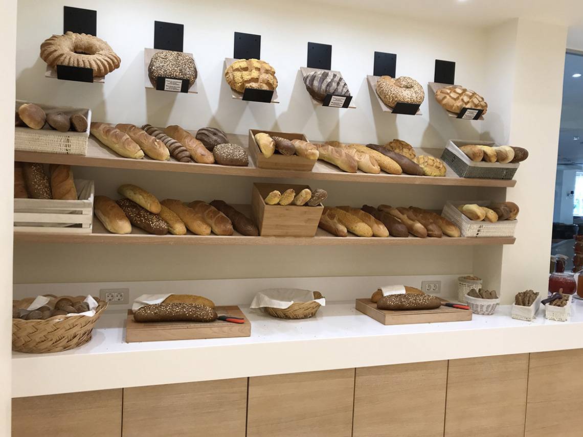 Brot und Gebäcke im Aphrodite Beach Club, verschiedene Sorten auf Regalen und Theke.