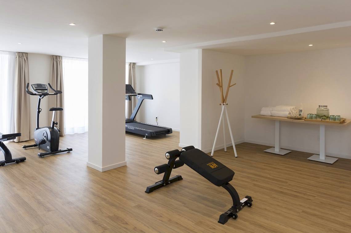 Fitnessbereich im HSM Linda Playa Hotel mit Laufband, Fahrradtrainer und Liegebank.