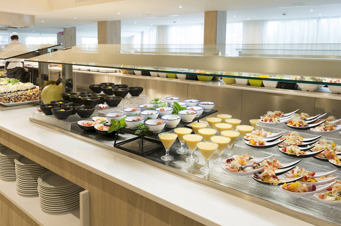 Buffet-Tisch im HSM Linda Playa Hotel mit verschiedenen Gerichten und Getränken.