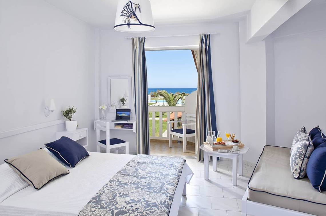 Zimmer im Mrs Chryssana Beach Hotel mit Blick auf das Meer.