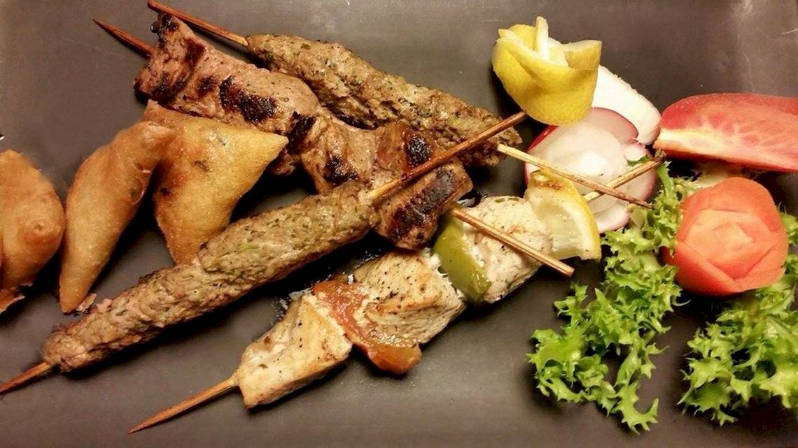 Grillplatte mit Fleischspießen, Gemüse und Beilagen im Hotel Golden Tulip Taj Sultan