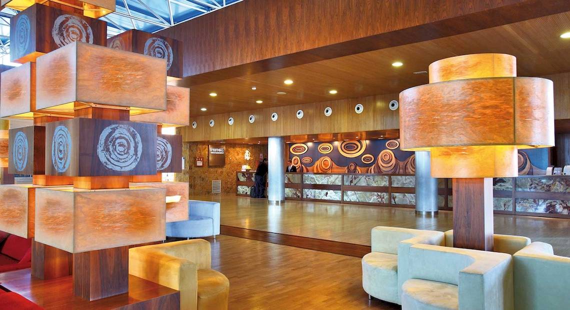 Lobby des Barcelo Fuerteventura Mar Hotels mit modernen Möbeln und leuchtenden Lampen.