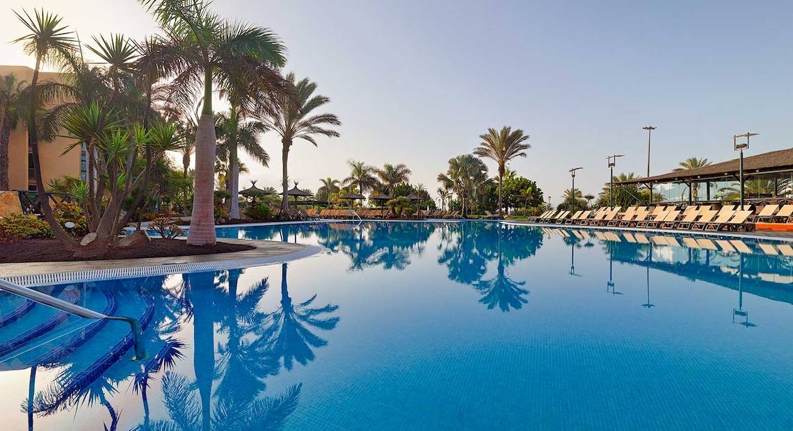 Außenpool des Barcelo Fuerteventura Mar Hotels mit Palmen und Sonnenliegen