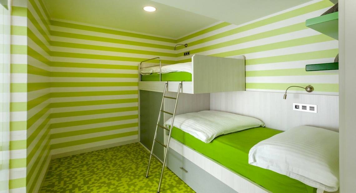 Schlafzimmer mit Doppelstockbett im Barcelo Fuerteventura Mar Hotel mit grünen und weißen Wänden.