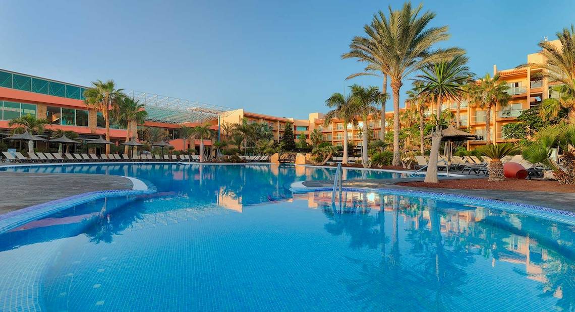 Außenpool des Barcelo Fuerteventura Mar Hotels mit Sonnenliegen und Palmen