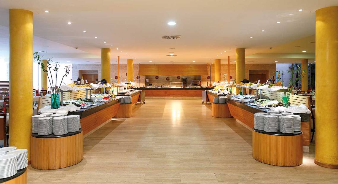 Buffetbereich im Hotel Barcelo Fuerteventura Mar mit vielen Speisen auf Buffettischen.