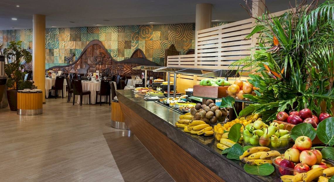 Buffetbereich im Barcelo Fuerteventura Mar Hotel mit vielen Obstsorten.