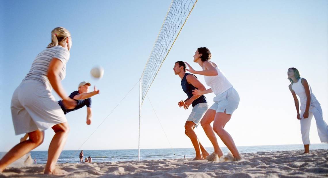 Gruppe von Menschen spielt Volleyball am Strand am Barcelo Fuerteventura Mar Hotel