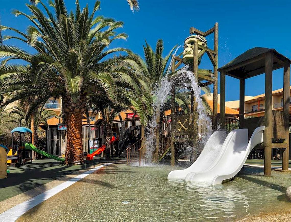 Wasserspielplatz im Barcelo Fuerteventura Mar Hotel mit Rutschen und Wasserfontaene