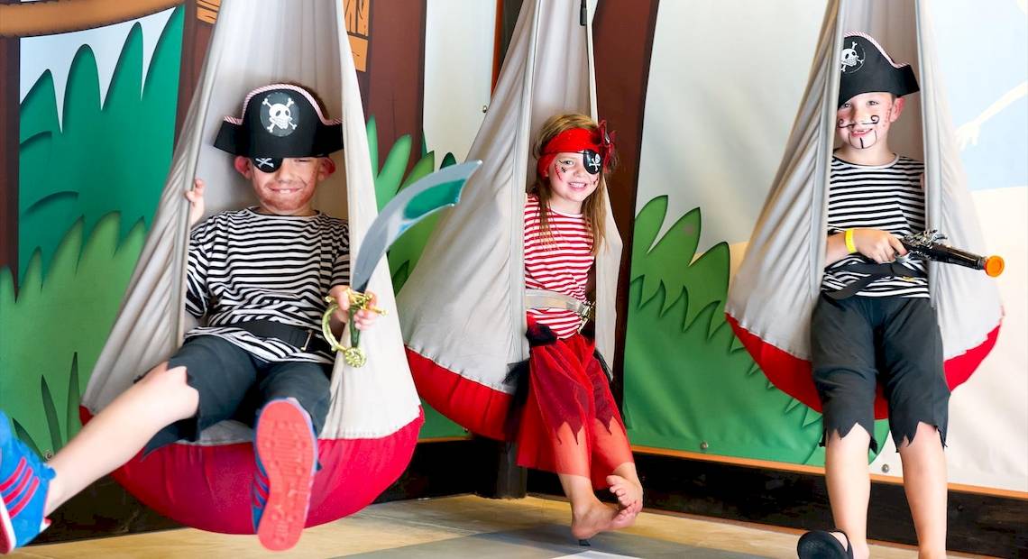 Drei Kinder in Piratenkostümen auf einem Spielplatz im Barcelo Fuerteventura Mar Hotel