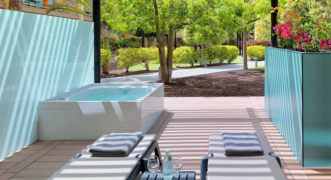Außenbereich des Barcelo Fuerteventura Mar Hotels mit Jacuzzi und Lounge-Sesseln auf der Terrasse.