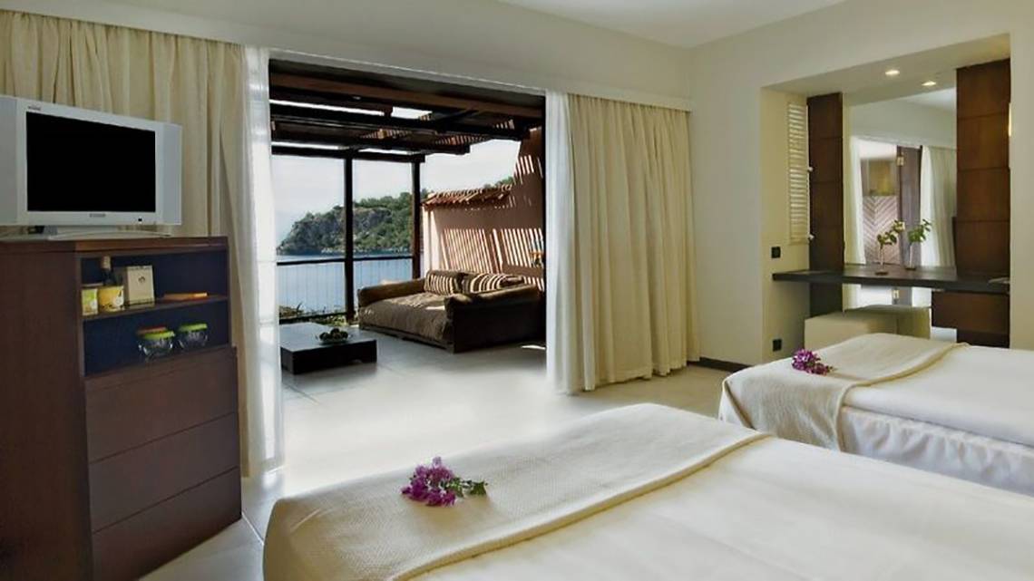 Doppelbett-Zimmer mit Blick auf das Meer im Hillside Beach Club Hotel.