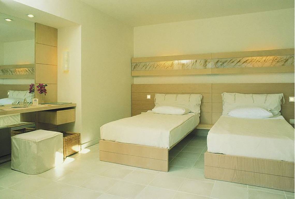 Schlafzimmer im Hillside Beach Club Hotel mit zwei Betten und einem Schreibtisch.