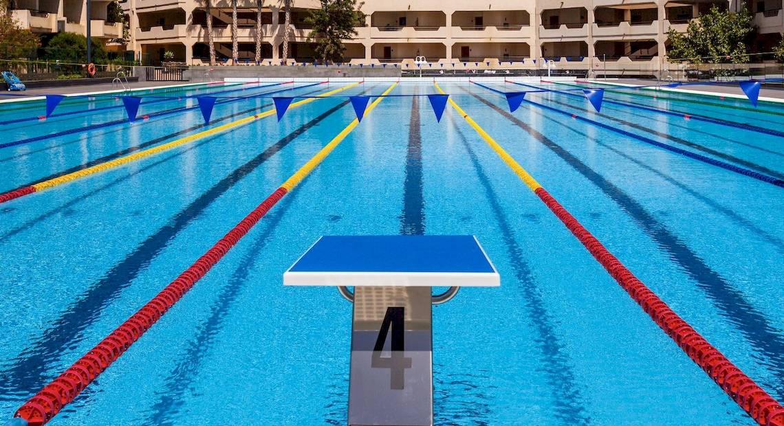 Olympisches Schwimmbecken im Barcelo Lanzarote Active Resort mit Schwimmbahnen und Startblöcken.