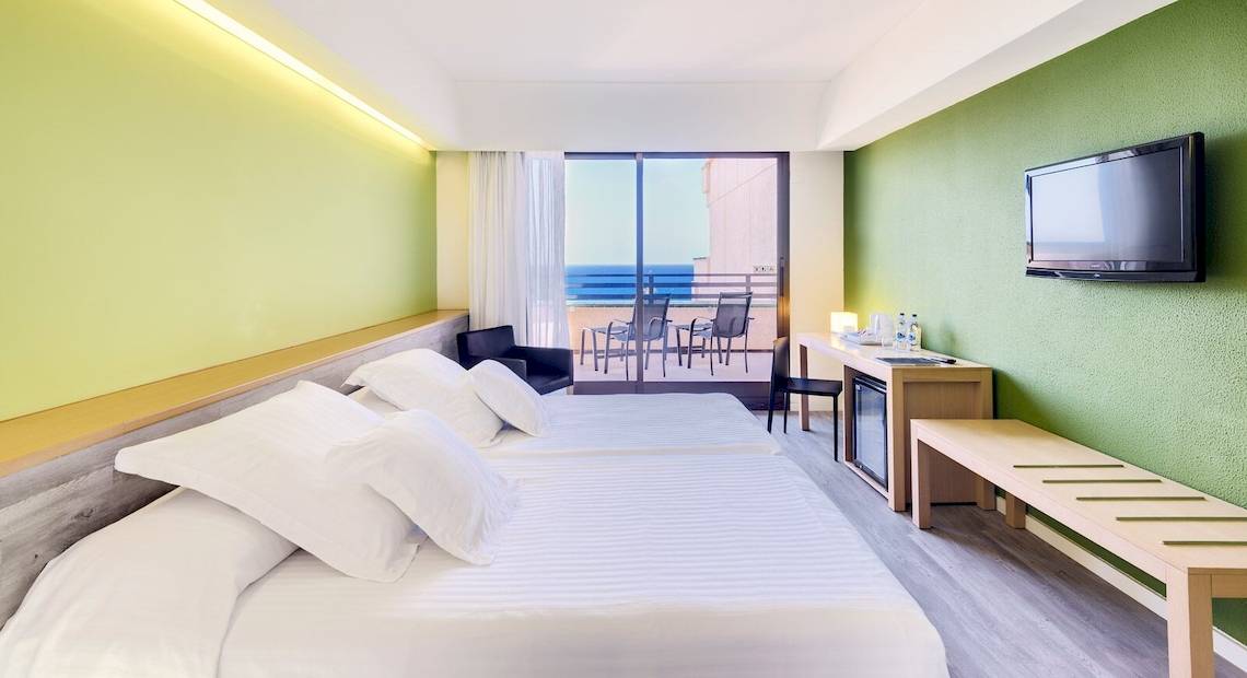 Hotelzimmer des Barcelo Lanzarote Active Resort mit Blick auf den Ozean von einem Balkon.