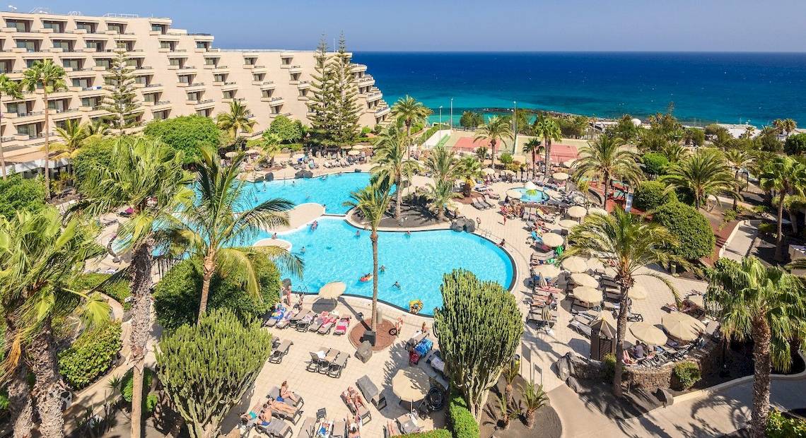 Luftaufnahme des Barcelo Lanzarote Active Resorts mit großem Pool und Blick auf das Meer.