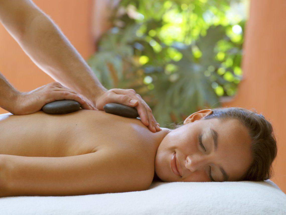 Eine Frau genießt eine Massage im Hotel Tivoli La Caleta Tenerife Resort.