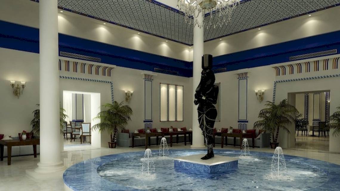 Lobby des Stella Gardens Resort & Spa Makadi Bay mit zentralem Brunnen und Statue.