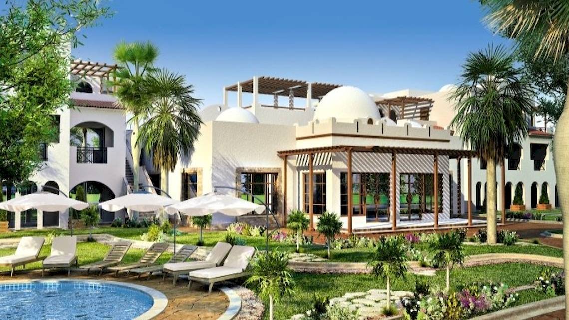 Stella Gardens Resort & Spa Makadi Bay mit Außenpool und Liegestühlen