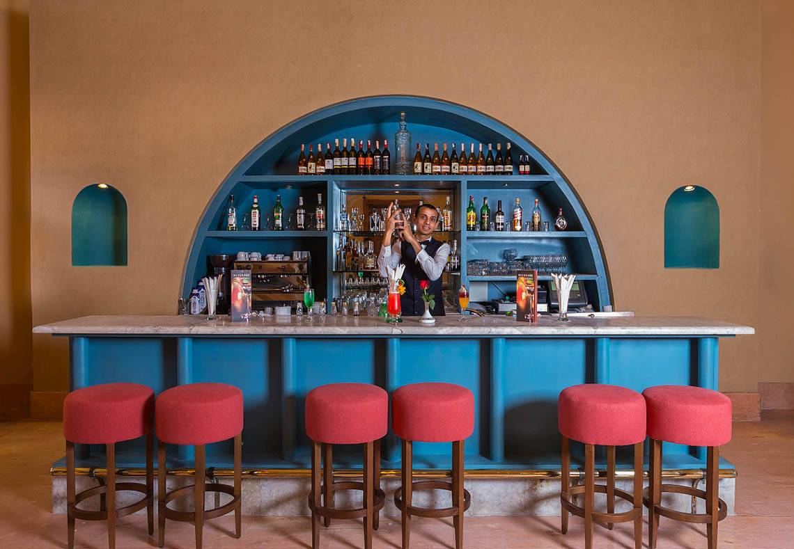 Ein Barkeeper hinter der Theke des Steigenberger Golf Resort El Gouna