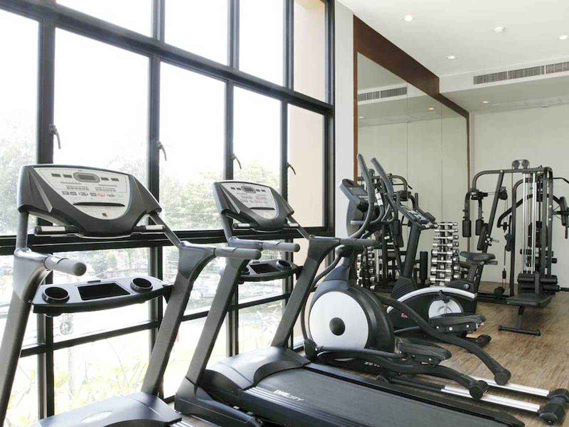 Fitnesscenter im Rawai Palm Beach Resort mit mehreren Tretmühlen und anderen Trainingsgeräten.