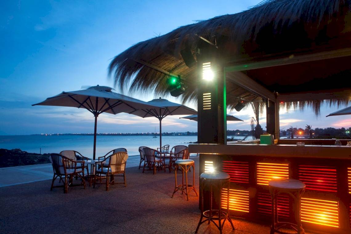 Terrasse des El Mouradi Djerba Menzel Hotels mit Blick auf das Meer bei Nacht
