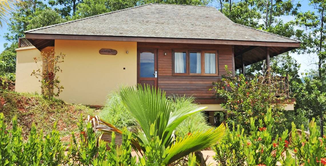Bungalow des Cerf Island Resorts umgeben von tropischer Vegetation