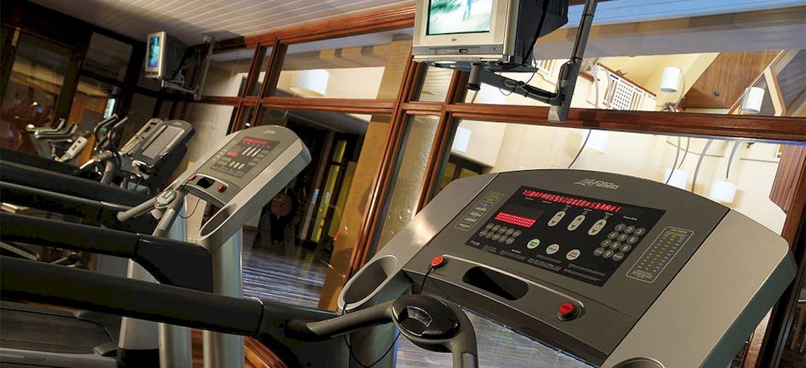 Fitness-Center im Victoria Beachcomber Resort & Spa mit mehreren Laufbändern.